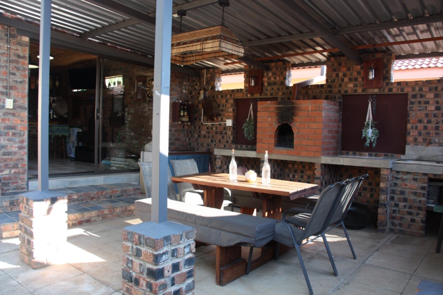 5 Bedroom Property for Sale in Langenhovenpark Free State